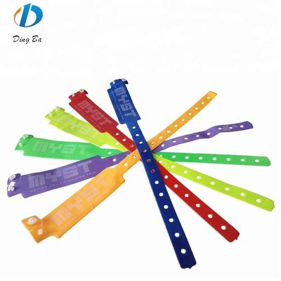 Bracelet en plastique de couleur néon personnalisé pour l'identification hôtelière