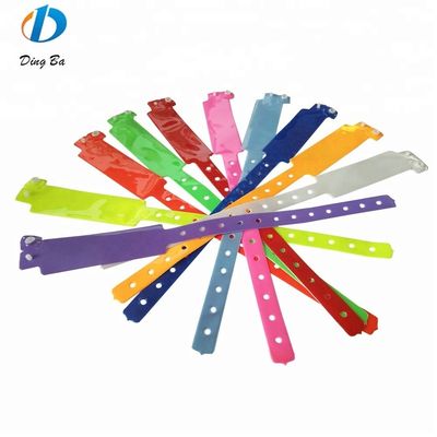 Bracelet en plastique de couleur néon personnalisé pour l'identification hôtelière