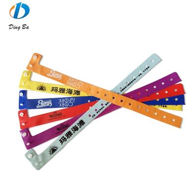 Logo personnalisé populaire pour les femmes Orange Bracelets en PVC pour les événements Festival Plastic en forme de L
