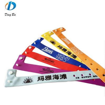 Logo personnalisé populaire pour les femmes Orange Bracelets en PVC pour les événements Festival Plastic en forme de L