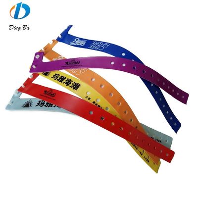 Logo personnalisé populaire pour les femmes Orange Bracelets en PVC pour les événements Festival Plastic en forme de L