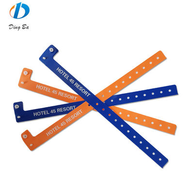 Logo personnalisé populaire pour les femmes Orange Bracelets en PVC pour les événements Festival Plastic en forme de L