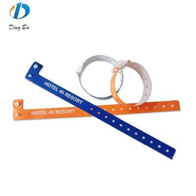Logo personnalisé populaire pour les femmes Orange Bracelets en PVC pour les événements Festival Plastic en forme de L