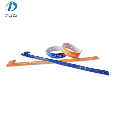 Logo personnalisé populaire pour les femmes Orange Bracelets en PVC pour les événements Festival Plastic en forme de L