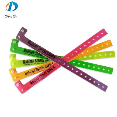 Des bracelets en PVC en forme de L réfléchissants pour les fêtes