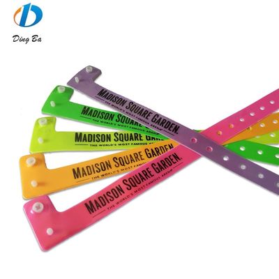 Des bracelets en PVC en forme de L réfléchissants pour les fêtes