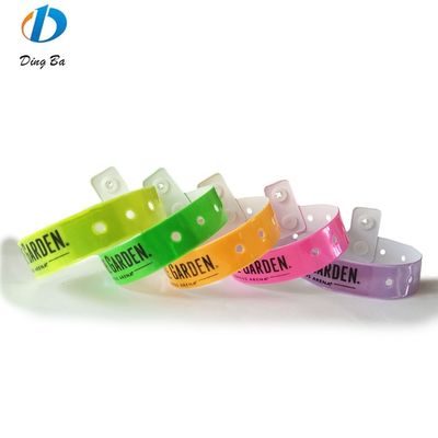 Des bracelets en PVC en forme de L réfléchissants pour les fêtes