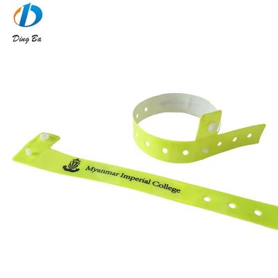 Des bracelets en PVC en forme de L réfléchissants pour les fêtes