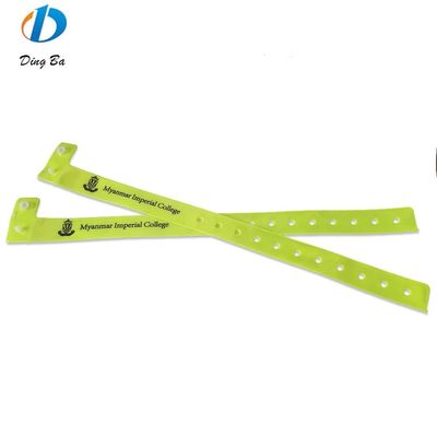Des bracelets en PVC en forme de L réfléchissants pour les fêtes