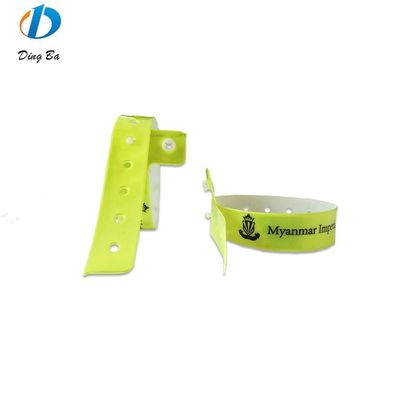 Des bracelets en PVC en forme de L réfléchissants pour les fêtes