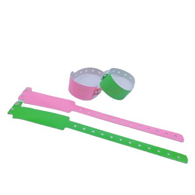 Des bracelets en PVC en vinyle résistant à l'eau, doux et lumineux, pour les clubs de nuit