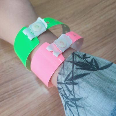 Des bracelets en PVC en vinyle résistant à l'eau, doux et lumineux, pour les clubs de nuit