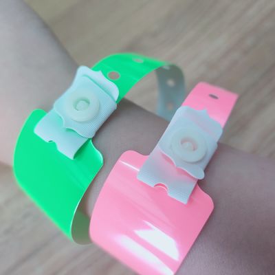 Des bracelets en PVC en vinyle résistant à l'eau, doux et lumineux, pour les clubs de nuit