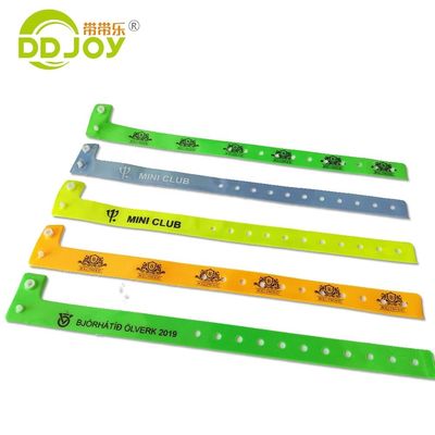 Matériau en PVC à film fluorescent Bracelet en forme de L pour les événements 250*16mm Taille réglable