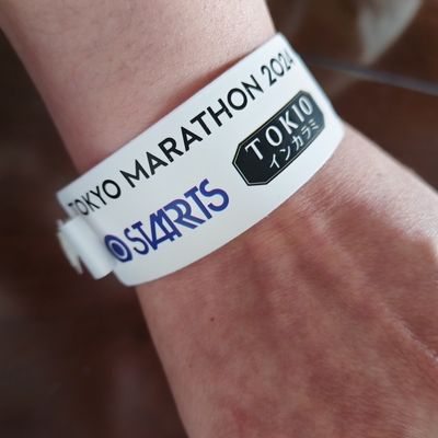 2024 Vente de bracelet cadeau jaune bracelet personnalisé avec performance anti-allergie