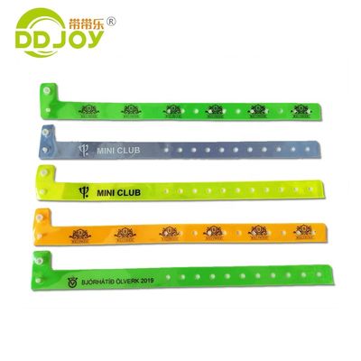 Matériau en PVC à film fluorescent Bracelet en forme de L pour les événements 250*16mm Taille réglable