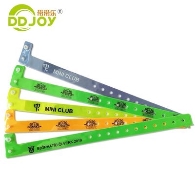 Matériau en PVC à film fluorescent Bracelet en forme de L pour les événements 250*16mm Taille réglable