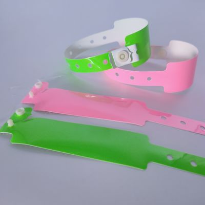 Des bracelets en PVC en vinyle résistant à l'eau, doux et lumineux, pour les clubs de nuit