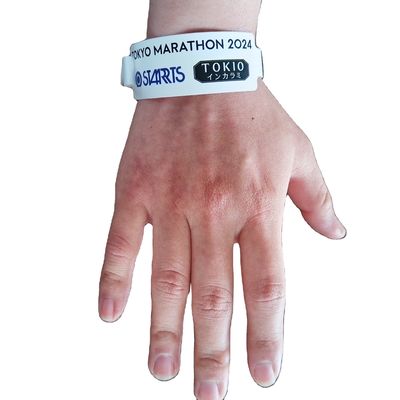 2024 Vente de bracelet cadeau jaune bracelet personnalisé avec performance anti-allergie