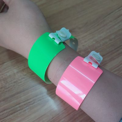Des bracelets en PVC en vinyle résistant à l'eau, doux et lumineux, pour les clubs de nuit