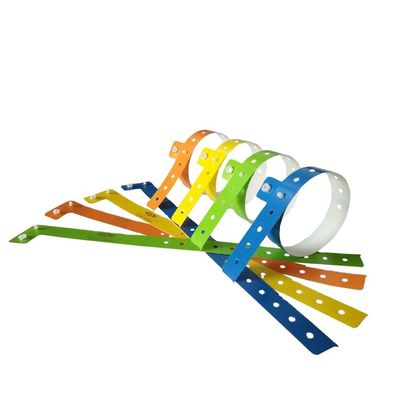 Des bracelets d'identité en matériau composite et un bracelet en PE en forme de L pour les événements.