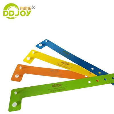 Des bracelets d'identité en matériau composite et un bracelet en PE en forme de L pour les événements.