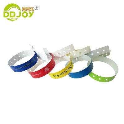 Des bracelets d'identité en matériau composite et un bracelet en PE en forme de L pour les événements.