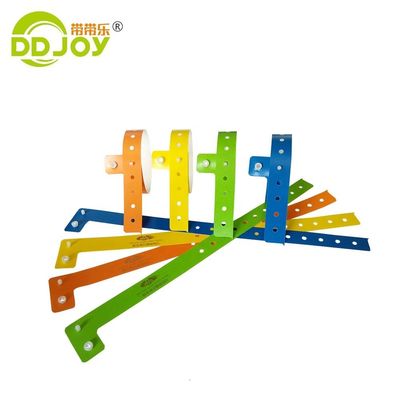 Des bracelets d'identité en matériau composite et un bracelet en PE en forme de L pour les événements.