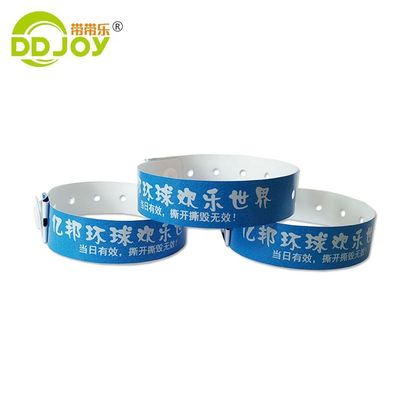 Des bracelets d'identité en matériau composite et un bracelet en PE en forme de L pour les événements.