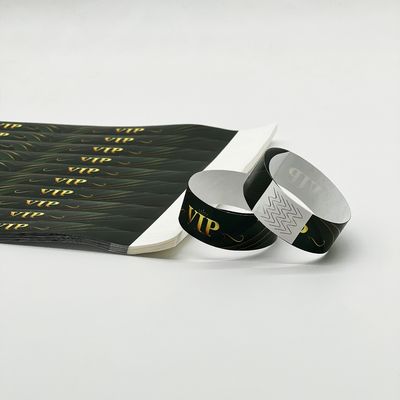 Un bracelet en papier fourni directement par le parc pour enfants