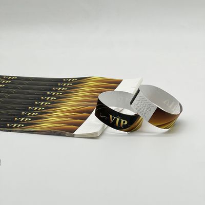 Un bracelet en papier fourni directement par le parc pour enfants