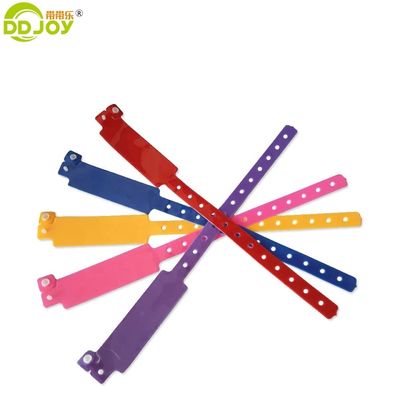 Bracelet souvenir multicolore réfléchissant jetable idéal pour les événements de clubs de bars et de groupes