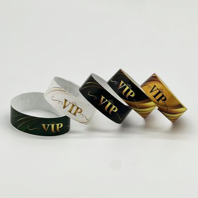 Un bracelet en papier fourni directement par le parc pour enfants