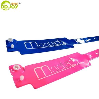 Bracelet souvenir multicolore réfléchissant jetable idéal pour les événements de clubs de bars et de groupes