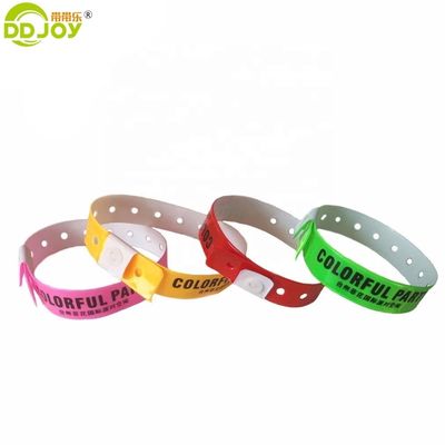 Bracelet souvenir multicolore réfléchissant jetable idéal pour les événements de clubs de bars et de groupes