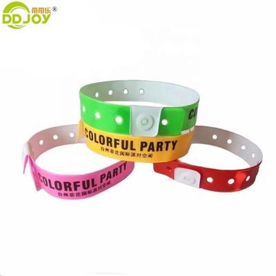 Bracelet souvenir multicolore réfléchissant jetable idéal pour les événements de clubs de bars et de groupes