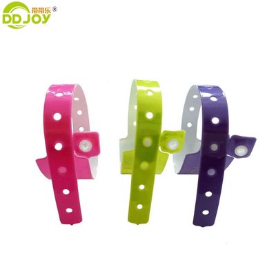 Bracelet souvenir multicolore réfléchissant jetable idéal pour les événements de clubs de bars et de groupes