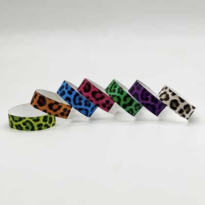 Un bracelet en papier fourni directement par le parc pour enfants