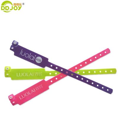 Bracelet souvenir multicolore réfléchissant jetable idéal pour les événements de clubs de bars et de groupes