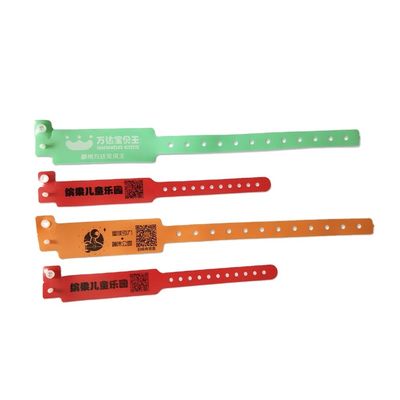 Bracelet en PVC rouge pour les enfants en plastique doux sur mesure