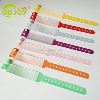 Bracelet en PVC rouge pour les enfants en plastique doux sur mesure