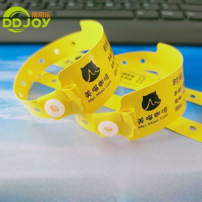 Bracelet en PVC rouge pour les enfants en plastique doux sur mesure
