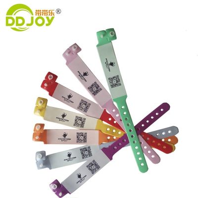 Bracelet en PVC rouge pour les enfants en plastique doux sur mesure