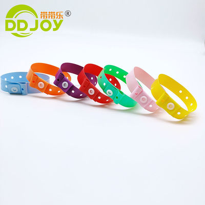 Bracelet en PVC rouge pour les enfants en plastique doux sur mesure