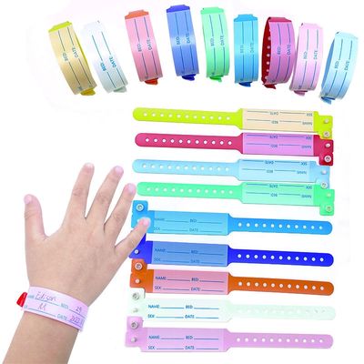 Des bracelets pour enfants en plastique doux et en vinyle
