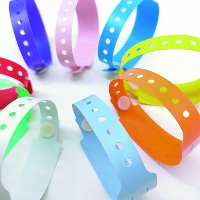 Des bracelets pour enfants en plastique doux et en vinyle