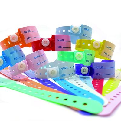 Des bracelets pour enfants en plastique doux et en vinyle