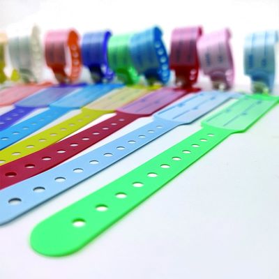 Des bracelets pour enfants en plastique doux et en vinyle