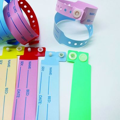 Des bracelets pour enfants en plastique doux et en vinyle