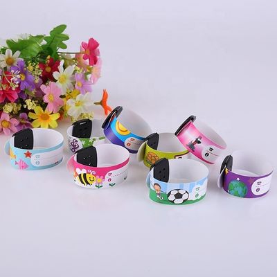 Couleur personnalisée de revêtement de bijoux écrits type bracelets pour les enfants de suivi d'identification